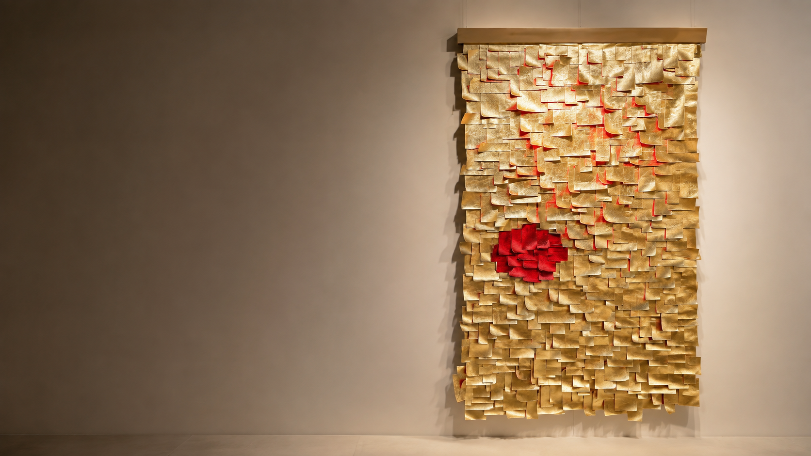 Tapiz de hojilla dorada con una flor roja de la serie Fragmentos