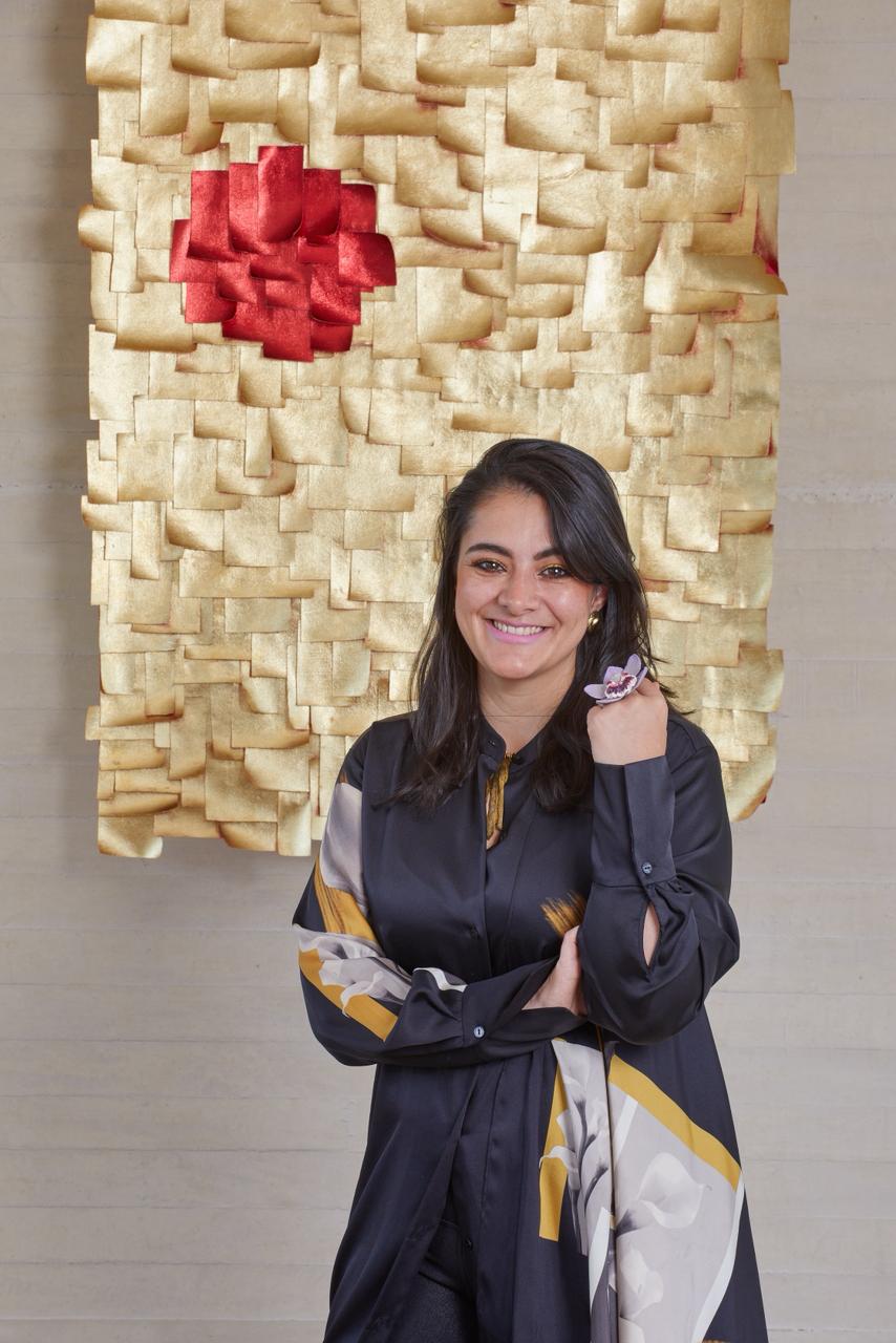 María Paula Alzate junto a una obra de la serie Textiles