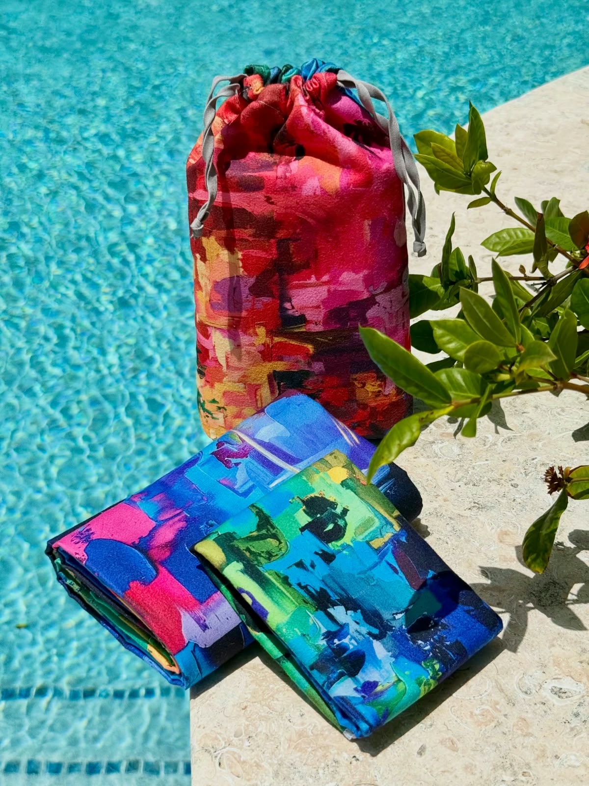 Toallas y bolso con diseños de María Paula Alzate junto al agua