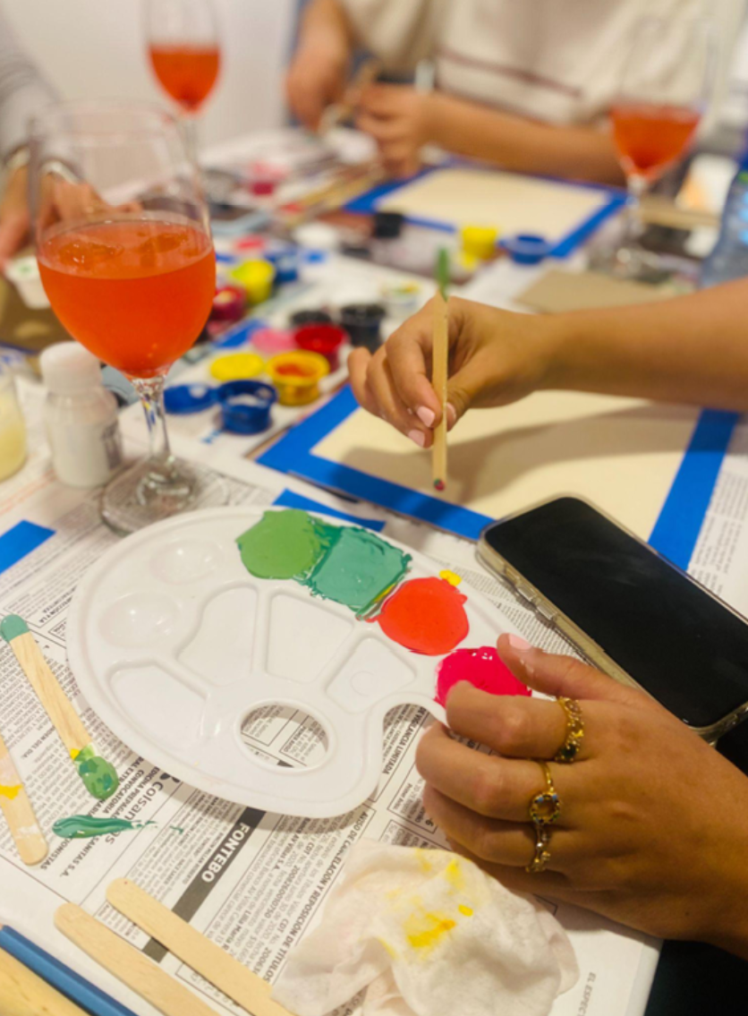 Proceso de pintura durante un taller