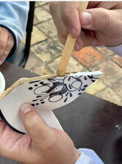 Participante reparando una pieza de cerámica durante un taller de kintsugi