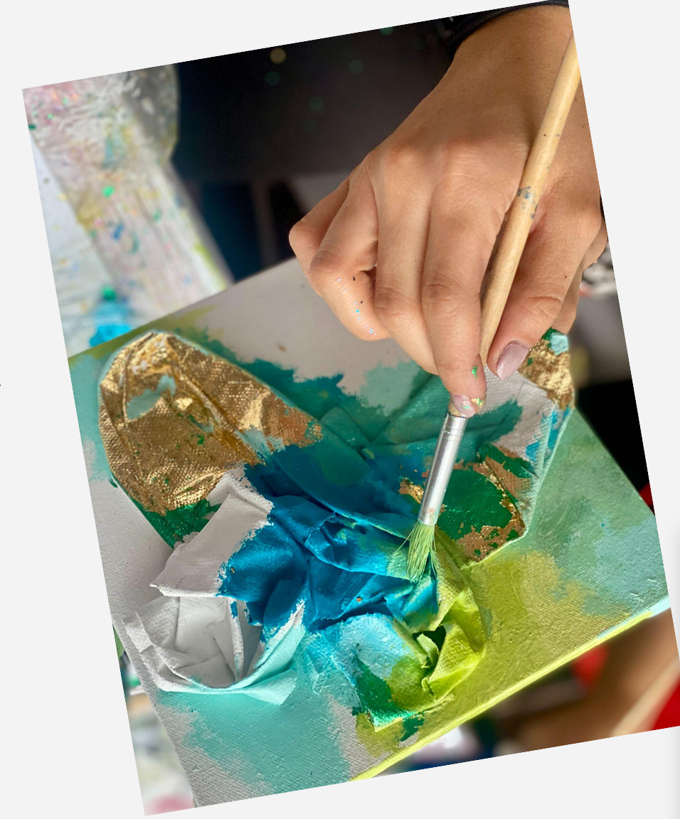 Proceso de creación de una mariposa en el taller